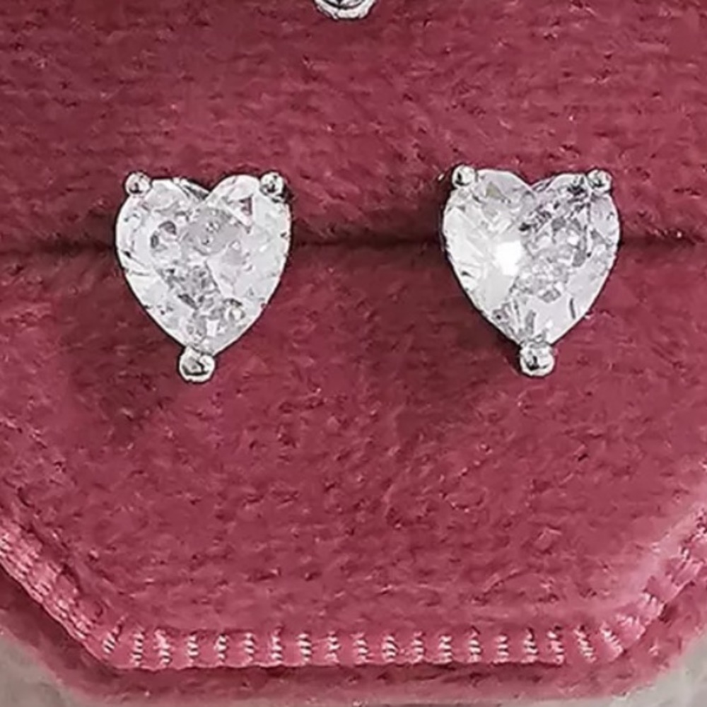 Sterling silver heart 🤍 stud earrings - Picture 4 of 4